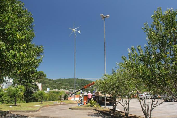 Inversor híbrido solar projetado de baixo nível de ruído do vento de 1300W IP65, controlador solar híbrido