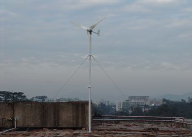 China Elevado desempenho solar &amp; sistemas de energia home híbridos do vento com o tudo em um inversor do controlador fábrica
